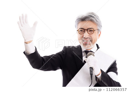 街頭演説するグレイヘアの選挙の立候補者 街頭演説するグレイヘアの選挙の立候補者 112066357