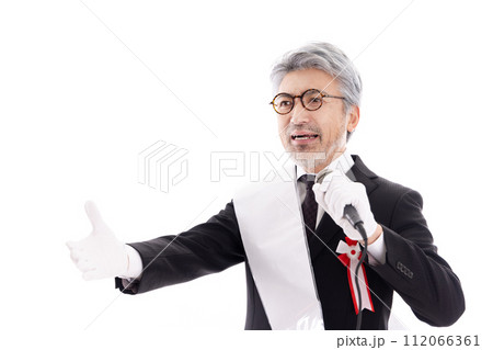 街頭演説するグレイヘアの選挙の立候補者 112066361