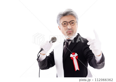 街頭演説するグレイヘアの選挙の立候補者 112066362