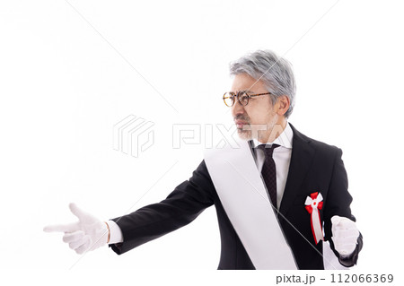街頭演説するグレイヘアの選挙の立候補者 112066369