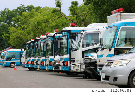 大規模警備に伴い派遣された警察車両群（待機中） 112066382