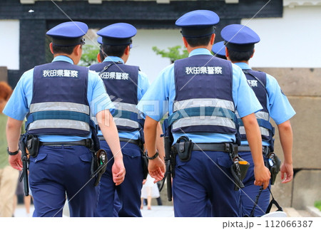 警備の持ち場に向かう警察官(4名・後ろ姿) 警備の持ち場に向かう警察官(4名・後ろ姿) 112066387