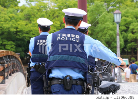 警備の持ち場に向かう警察官(3名・後ろ姿) 警備の持ち場に向かう警察官(3名・後ろ姿) 112066389