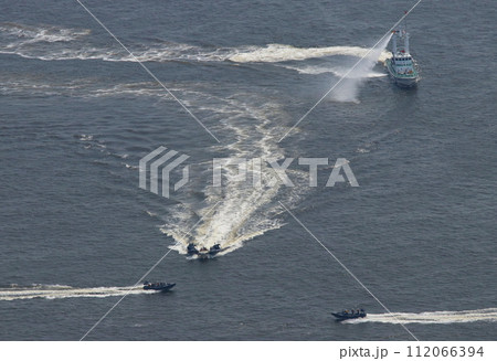 海上保安庁による、不審船の挟撃停船訓練(高層ビルから俯瞰) 海上保安庁による、不審船の挟撃停船訓練(高層ビルから俯瞰) 112066394