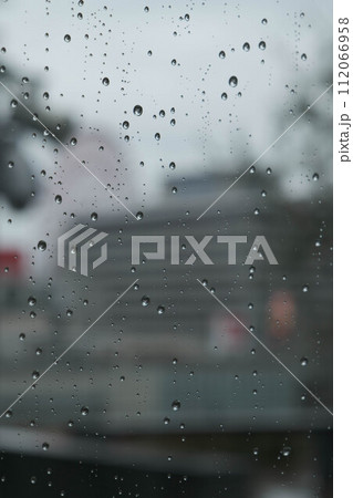 窓についた水滴 112066958