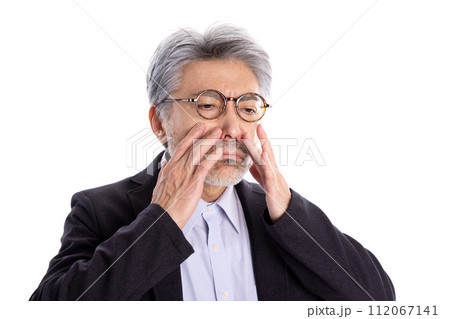鼻炎　ネガティブ　グレイヘアの男性 112067141