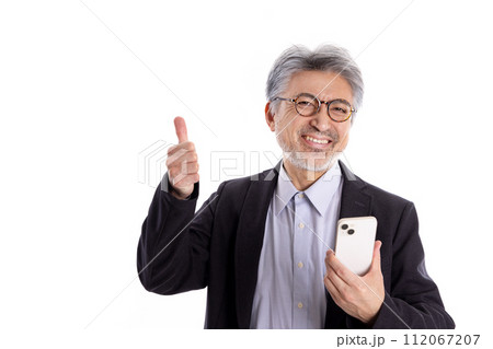 スマートフォンを使うグレイヘアの男性 スマートフォンを使うグレイヘアの男性 112067207