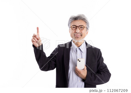 スマートフォンを使うグレイヘアの男性 112067209