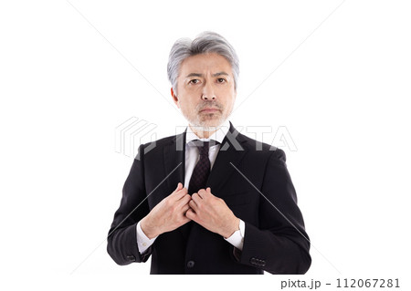 襟を正すグレイヘアのビジネスマン 112067281