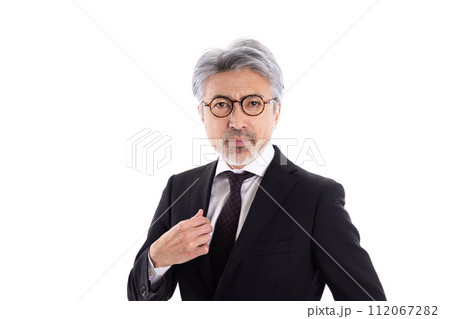 襟を正すグレイヘアのビジネスマン 112067282