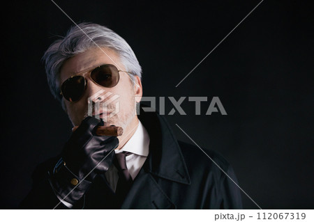 葉巻を吸う刑事 112067319