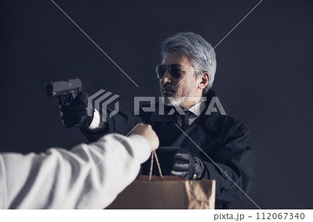 ブツを受け取る殺し屋 112067340