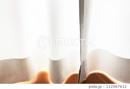 陽光が差し込む明るい窓際のカーテン 112067612