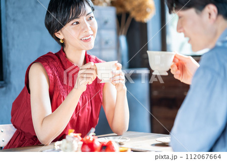 カフェで楽しむカップル。 カフェで楽しむカップル。 112067664