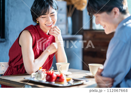 カフェで楽しむカップル。 112067668