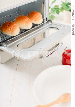 トースターで焼くロールパン｜縦構図 112067929