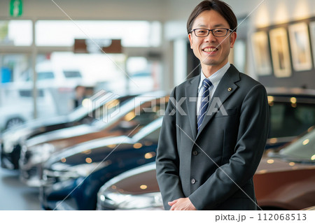 クルマ販売店の営業マン クルマ販売店の営業マン 112068513