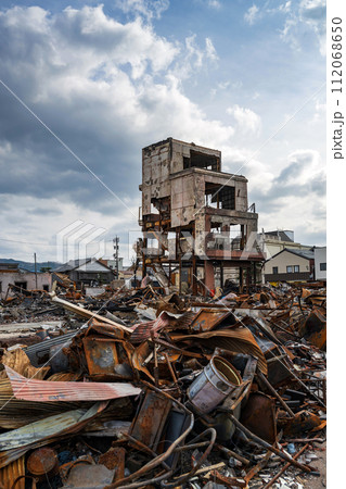 能登半島地震 輪島朝市通りの被災現場の風景 112068650