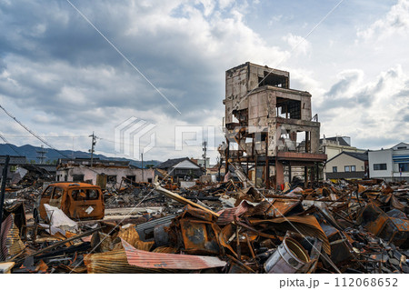 能登半島地震 輪島朝市通りの被災現場の風景 112068652