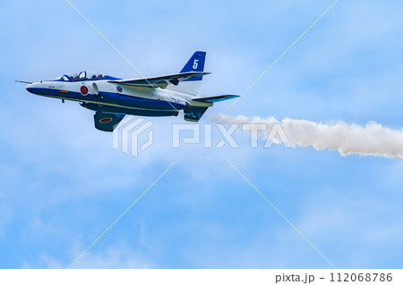 松島基地航空祭　ブルーインパルスアクロバット飛行スモーク 112068786