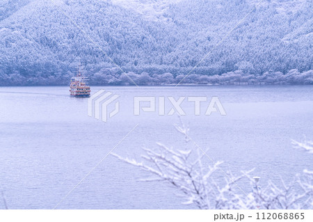 《神奈川県》積雪の芦ノ湖・箱根海賊船 《神奈川県》積雪の芦ノ湖・箱根海賊船 112068865