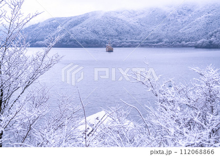 《神奈川県》積雪の芦ノ湖・箱根海賊船 112068866