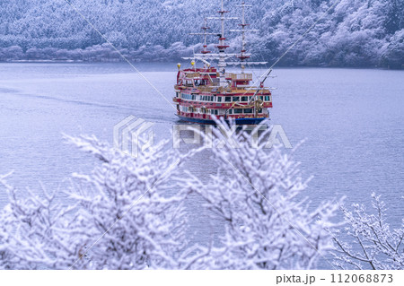 《神奈川県》積雪の芦ノ湖・箱根海賊船 《神奈川県》積雪の芦ノ湖・箱根海賊船 112068873