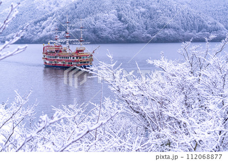 《神奈川県》積雪の芦ノ湖・箱根海賊船 112068877