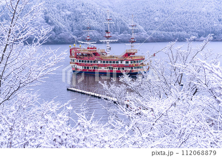 《神奈川県》積雪の芦ノ湖・箱根海賊船 112068879