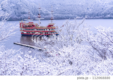 《神奈川県》積雪の芦ノ湖・箱根海賊船 112068880