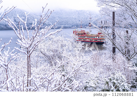 《神奈川県》積雪の芦ノ湖・箱根海賊船 112068881