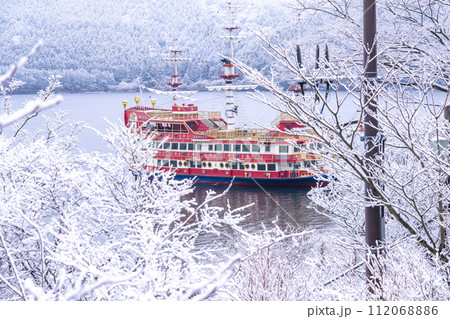 《神奈川県》積雪の芦ノ湖・箱根海賊船 《神奈川県》積雪の芦ノ湖・箱根海賊船 112068886