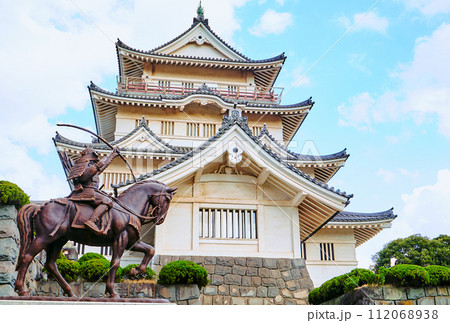 青空と千葉城をもとにした千葉市立郷土博物館と千葉常胤の像 112068938