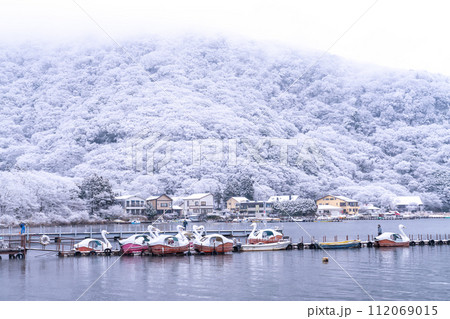 《神奈川県》雪景色の芦ノ湖・冬の箱根 《神奈川県》雪景色の芦ノ湖・冬の箱根 112069015