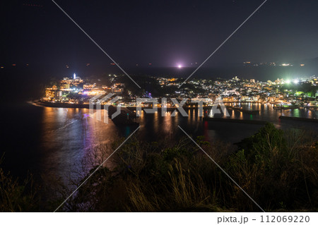 《静岡県》稲取港の夜景・伊豆の街並み 《静岡県》稲取港の夜景・伊豆の街並み 112069220