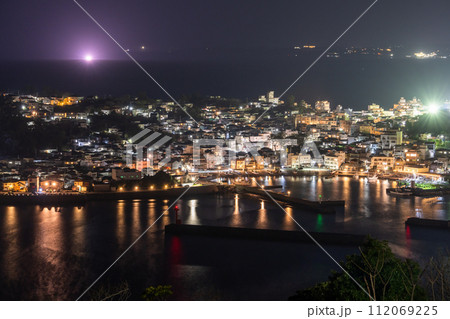 《静岡県》稲取港の夜景・伊豆の街並み 《静岡県》稲取港の夜景・伊豆の街並み 112069225