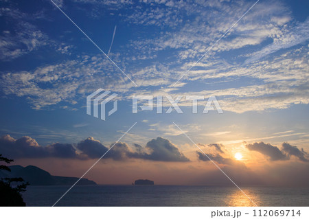 式根島小の口公園から眺める美しい朝日と海と新島、早島。  東京都伊豆諸島式根島にて。 2023年11 112069714