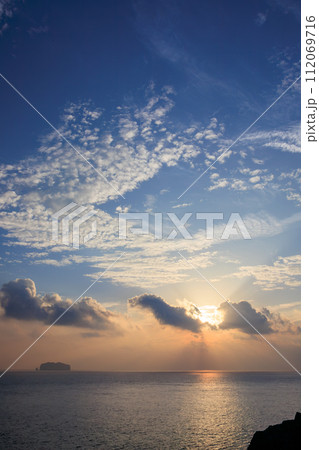 式根島小の口公園から眺める美しい朝日と海と新島、早島。  東京都伊豆諸島式根島にて。 2023年11 112069716