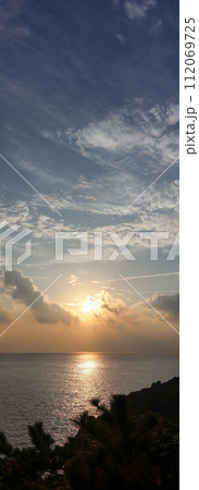 式根島小の口公園から眺める美しい朝日と海と新島、早島。 東京都伊豆諸島式根島にて。 2023年11 式根島小の口公園から眺める美しい朝日と海と新島、早島。 東京都伊豆諸島式根島にて。 2023年11 112069725
