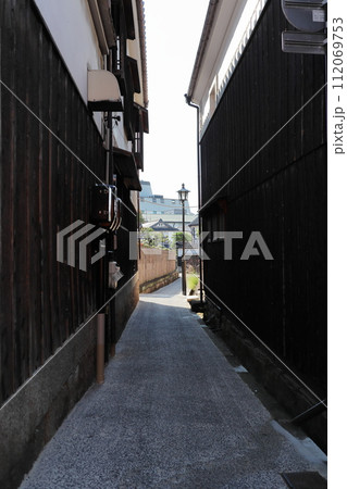 路地裏の細い路地 112069753