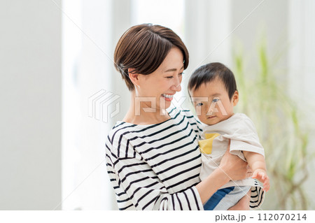 赤ちゃんを抱っこする母親。 赤ちゃんを抱っこする母親。 112070214