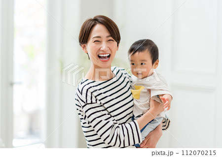 赤ちゃんを抱っこする母親。 赤ちゃんを抱っこする母親。 112070215