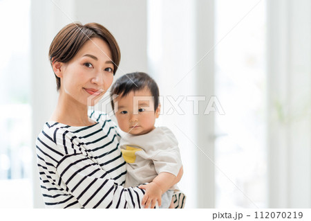 赤ちゃんを抱っこする母親。 赤ちゃんを抱っこする母親。 112070219