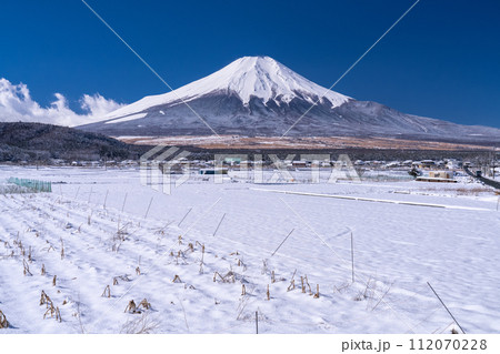 《山梨県》富士山と雪原の田園風景・冬の忍野村 《山梨県》富士山と雪原の田園風景・冬の忍野村 112070228