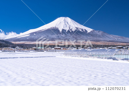 《山梨県》富士山と雪原の田園風景・冬の忍野村 112070231