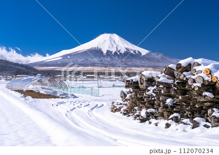 《山梨県》富士山と雪化粧の丸太・冬の忍野村 112070234