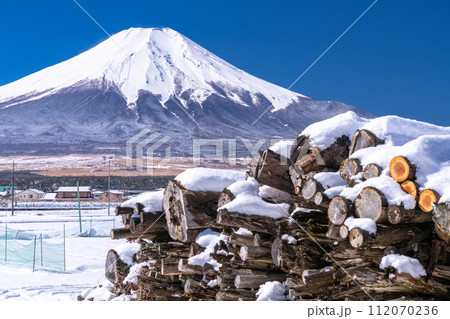 《山梨県》富士山と雪化粧の丸太・冬の忍野村 112070236