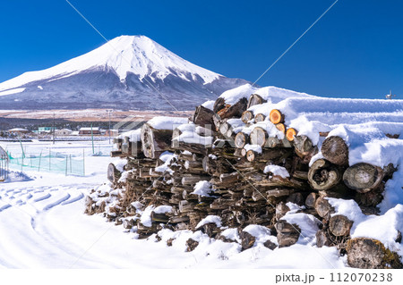《山梨県》富士山と雪化粧の丸太・冬の忍野村 《山梨県》富士山と雪化粧の丸太・冬の忍野村 112070238