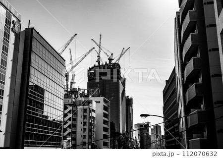 再開発が進む第一京浜 高輪ゲートウェイ周辺 2024.02　a-5 モノクロ 112070632