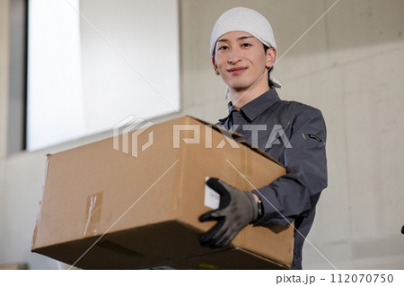 作業着を着た若い男性 作業着を着た若い男性 112070750